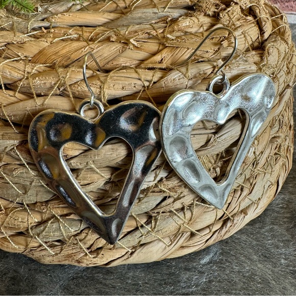 ♥️ Festival Hammered Heart Silvery Earrings Shepherd Hook - Picture 2 of 2